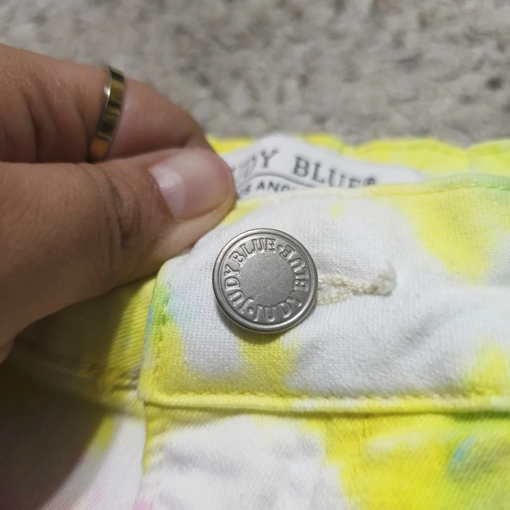 JUDY BLUE Nwot Swirl Multi Color Tie Dye Shorts, White, Frayed Hem, Stretch, XL - Picture 7 of 16